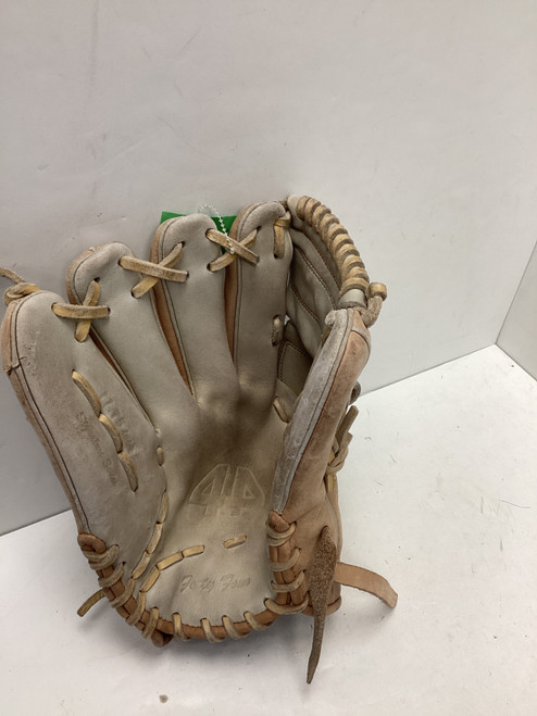 Vist Large View of Product Image Which is Used 44 PRO SIGNATURE SERIES BB/SB Glove LH Throw Brown 11 3/4"