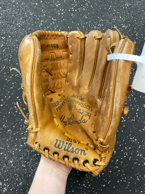 Vist Large View of Product Image Which is Used Wilson 3147 BB/SB Glove RH Throw Brown 10"