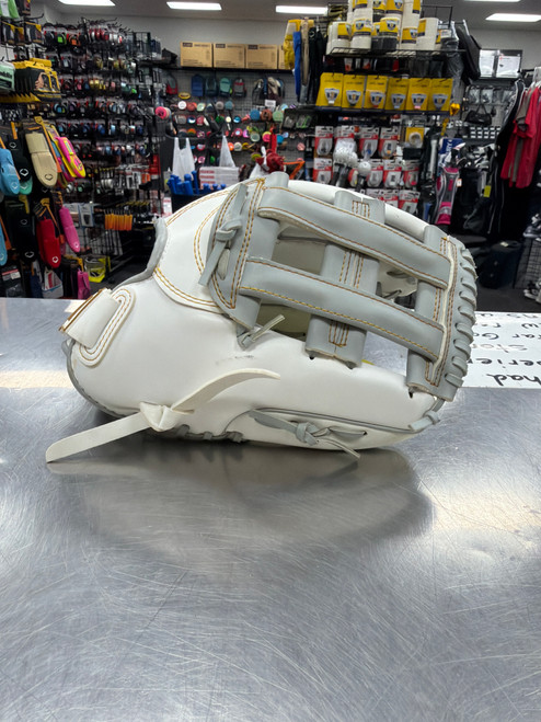 Vist Large View of Product Image Which is Used Franklin FIELDMASTER 22484 BB/SB Glove RH Throw White 11 1/2"