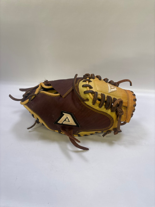 Vist Large View of Product Image Which is Used Akadema PRODIGY SERIES BB/SB Catchers RH Throw Brown 32”