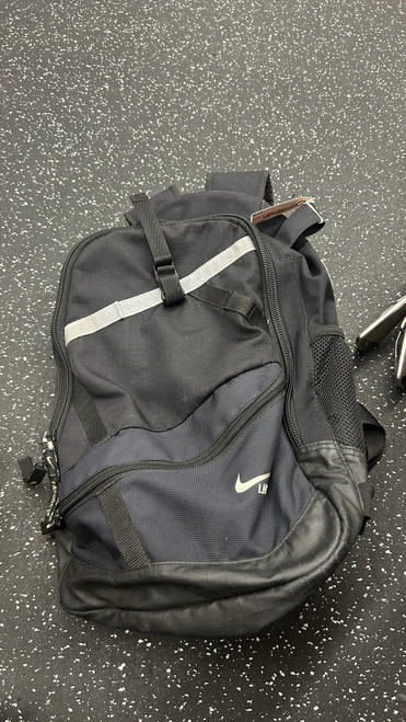 Vist Large View of Product Image Which is Used Nike Player Carry Bag Black