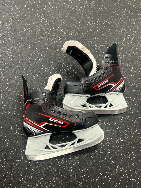Vist Large View of Product Image Which is Used CCM FT340 Junior Hockey Skate Junior 01