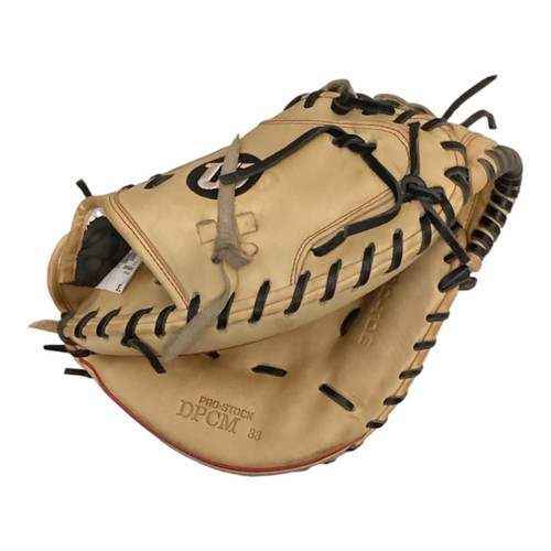 Vist Large View of Product Image Which is Used Wilson A2000 BB/SB Catchers RH Throw Tan 33"