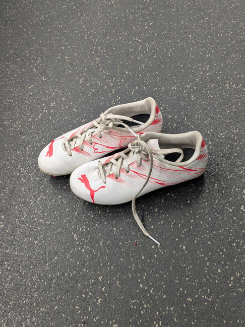 Vist Large View of Product Image Which is Used Puma ATTACANTO Soccer Cleats White Junior 02