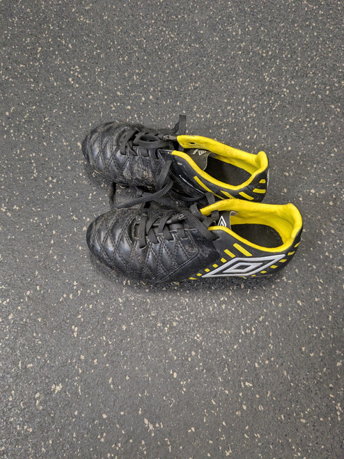 Vist Large View of Product Image Which is Used Umbro Soccer Cleats Black Youth 12.0