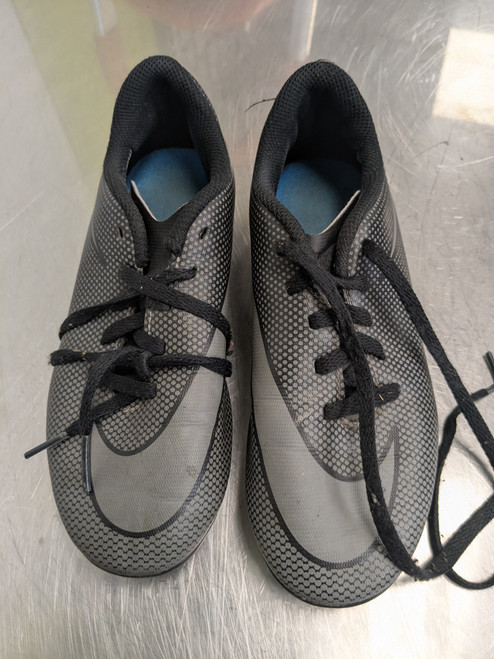 Vist Large View of Product Image Which is Used Nike Soccer Cleats Black Junior 01