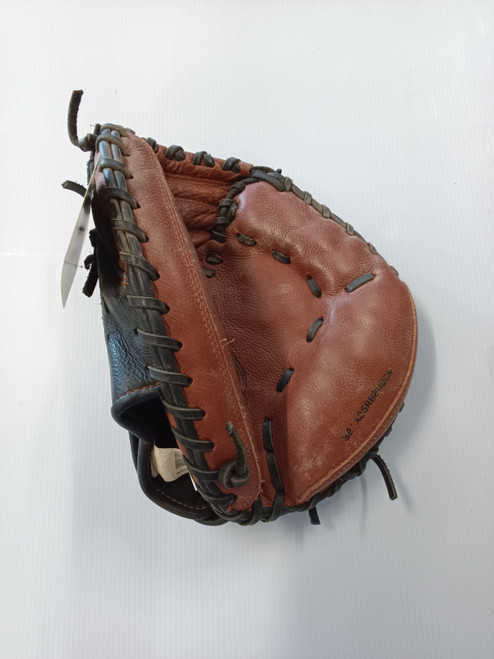 Vist Large View of Product Image Which is Used Wilson A550 BB/SB Catchers RH Throw Brown 32"