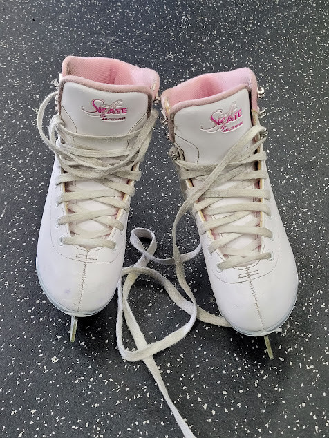 Vist Large View of Product Image Which is Used Jackson SOFT SKATE Girls Figure Skate White Junior 02
