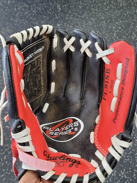Vist Large View of Product Image Which is Used Rawlings PL61SB BB/SB Glove RH Throw Black 9"