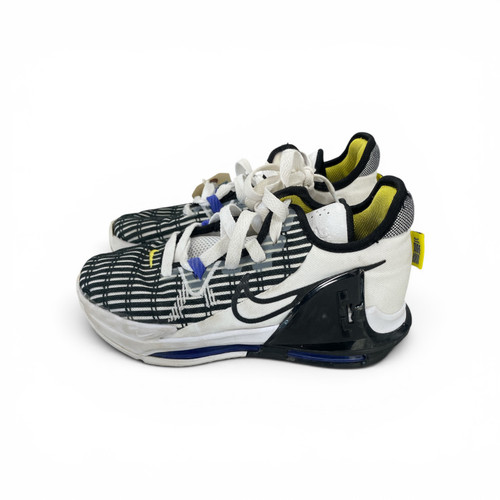 Vist Large View of Product Image Which is Used Nike Basketball Shoes Y White Junior 04.5