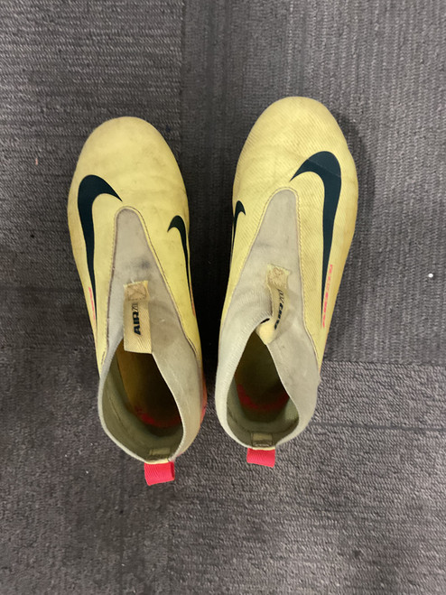 Vist Large View of Product Image Which is Used Nike Soccer Cleats Yellow Junior 04