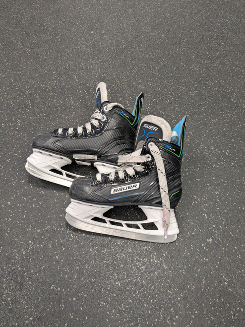 Vist Large View of Product Image Which is Used Bauer XLP Youth Hockey Skate Youth 11.0