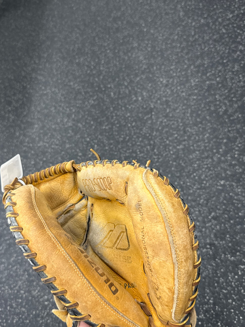 Vist Large View of Product Image Which is Used Mizuno MZ C40 BB/SB Catchers RH Throw Brown 32"