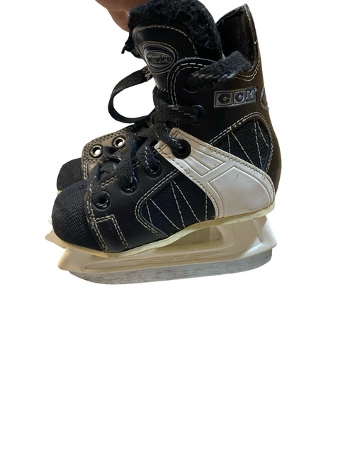 Vist Large View of Product Image Which is Used CCM INTRUDER Youth Hockey Skate Youth 09.0