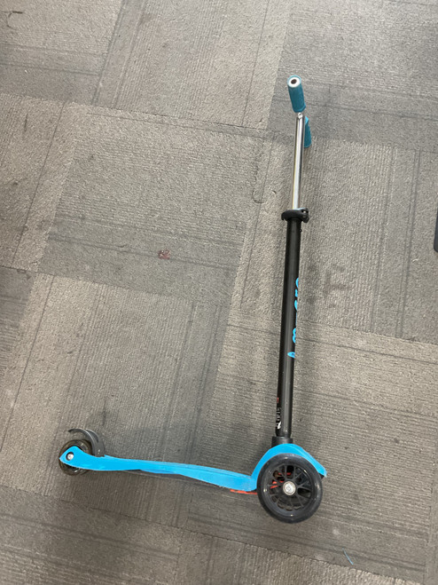 Vist Large View of Product Image Which is Used MICRO X 3 WHEEL SCOOTER Scooter Royal Blue