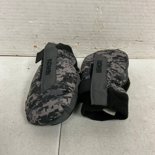 Vist Large View of Product Image Which is Used Kombi Outerwear Boys Gloves Black SM