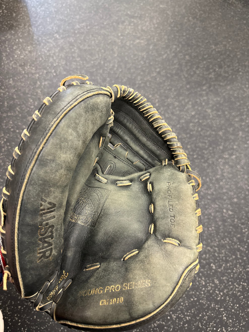 Vist Large View of Product Image Which is Used All-Star CM1010 BB/SB Catchers RH Throw Black 32"