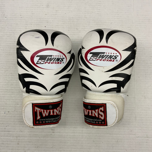 Vist Large View of Product Image Which is Used TWINS SPECIAL 14 OZ Boxing Gloves Black Senior