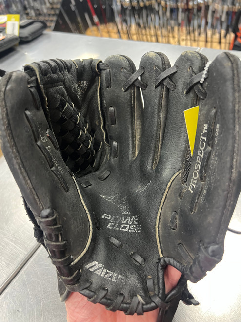 Vist Large View of Product Image Which is Used Mizuno GPP 1050Y3 RH Throw Fastpitch Gloves Black 10 1/2"