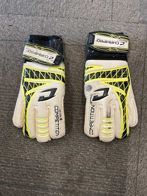 Vist Large View of Product Image Which is Used Champro COMPETITION GOALIE GLOVES Soccer Goalie Gloves White 7