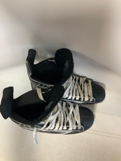 Vist Large View of Product Image Which is Used CCM VECTOR 05 Senior Hockey Skate Senior 9.5