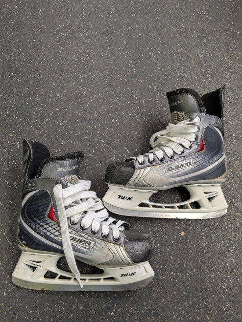 Vist Large View of Product Image Which is Used Bauer VAPOR X 15 Junior Hockey Skate Junior 04.5