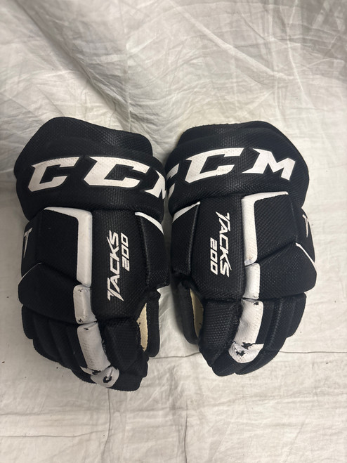 Vist Large View of Product Image Which is Used CCM TACKS 200 Junior Gloves Black 10"