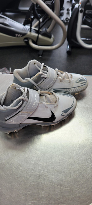 Vist Large View of Product Image Which is Used Nike TROUT 3 BB/SB Cleats Grey Junior 03