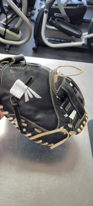 Vist Large View of Product Image Which is Used Easton 32.5 PFP26 BB/SB Catchers RH Throw Black 32 1/2"