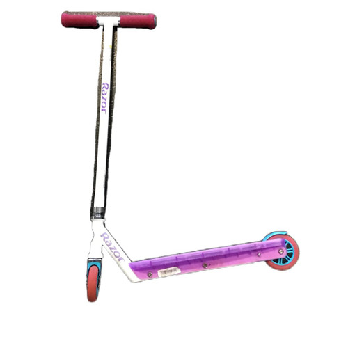 Vist Large View of Product Image Which is Used Razor PARTY POP Scooter White
