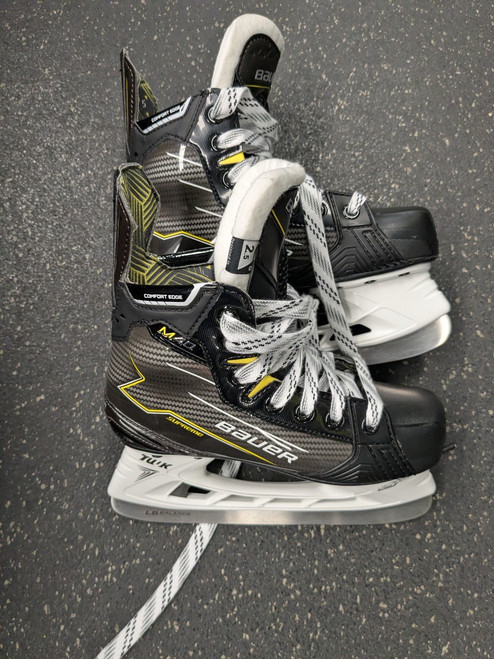 Vist Large View of Product Image Which is Used Bauer M40 Junior Hockey Skate Junior 02.5