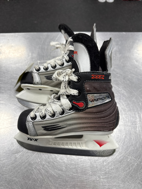 Vist Large View of Product Image Which is Used Bauer VAPOR XXX Youth Hockey Skate Youth 12.0