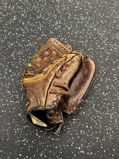 Vist Large View of Product Image Which is Used Mizuno GSL 1150D BB/SB Glove RH Throw Brown 11 1/2"