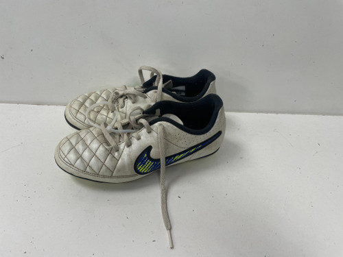 Vist Large View of Product Image Which is Used Nike Soccer Cleats White Junior 02