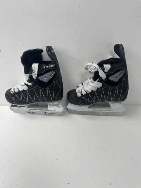 Vist Large View of Product Image Which is Used CCM INTRUDER Youth Hockey Skate Youth 08.0
