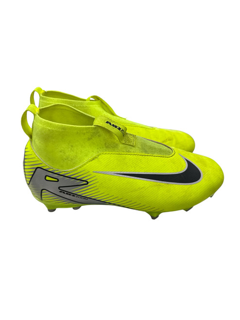 Vist Large View of Product Image Which is Used Nike Soccer Cleats Yellow Junior 02
