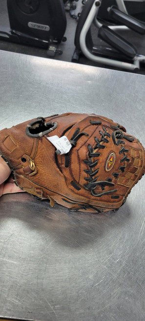 Vist Large View of Product Image Which is Used Easton 12.5 BB/SB Glove RH Throw None 12 1/2"