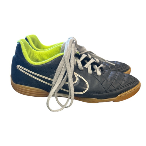 Vist Large View of Product Image Which is Used Nike TEIMPO Soccer Indoor Shoes Black Junior 03
