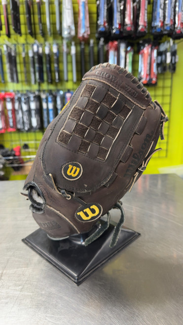 Vist Large View of Product Image Which is Used Wilson A1524 BB/SB Glove RH Throw Brown 12 1/2"
