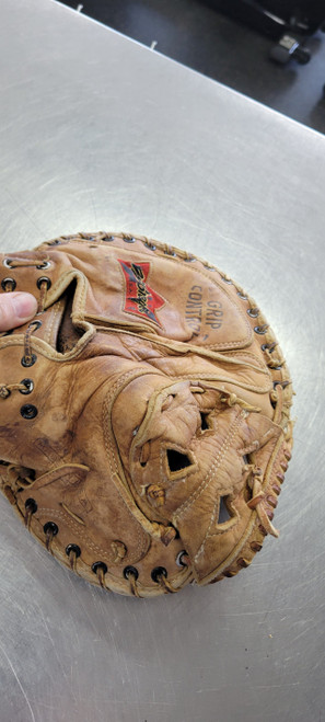 Vist Large View of Product Image Which is Used MacGregor YOUTH MITT BB/SB Catchers RH Throw None 31"