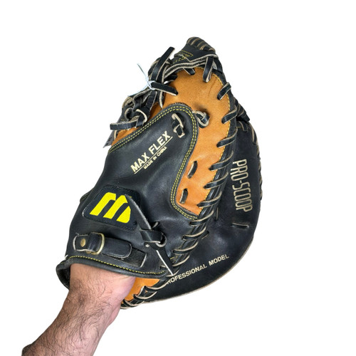 Vist Large View of Product Image Which is Used Mizuno MZSC 35 BB/SB Catchers RH Throw Black 32 1/2"