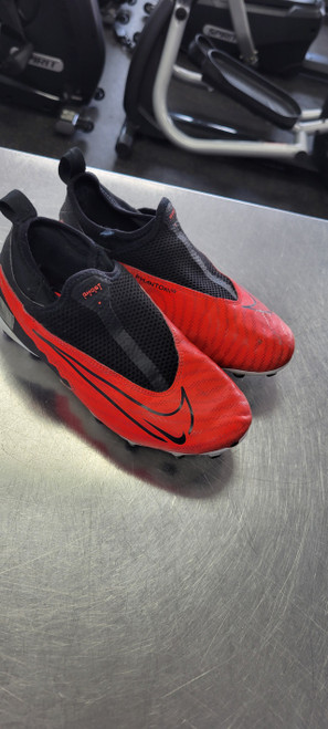 Vist Large View of Product Image Which is Used Nike Soccer Cleats Red Junior 03.5