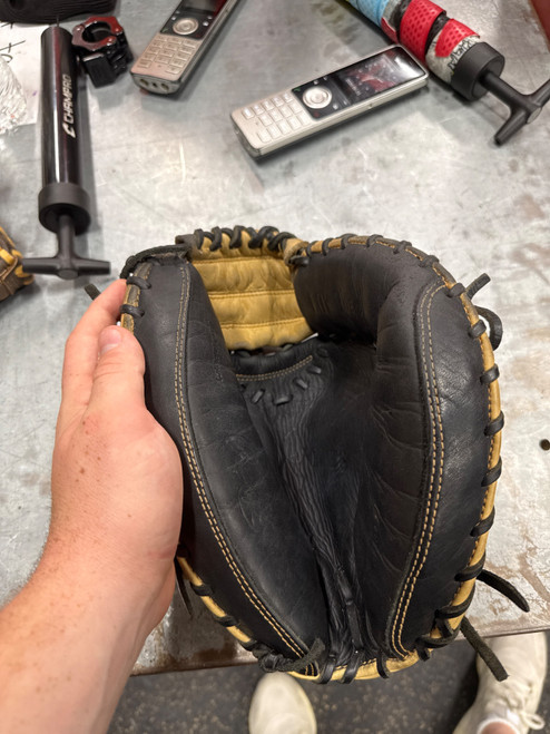 Vist Large View of Product Image Which is Used Rawlings GG ELITE BB/SB Catchers RH Throw Black 32 1/2"