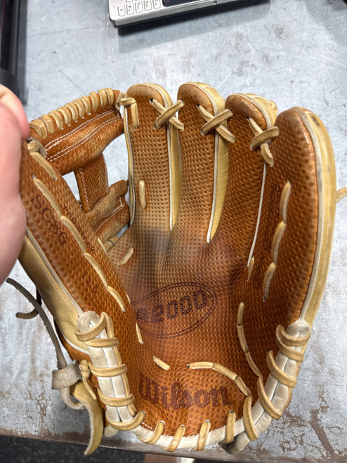 Vist Large View of Product Image Which is Used Wilson A2000 SC86 BB/SB Glove RH Throw Brown 11 1/2"