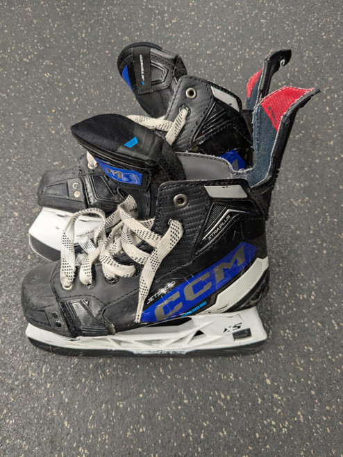 Vist Large View of Product Image Which is Used CCM XTRA PLUS Junior Hockey Skate Junior 02