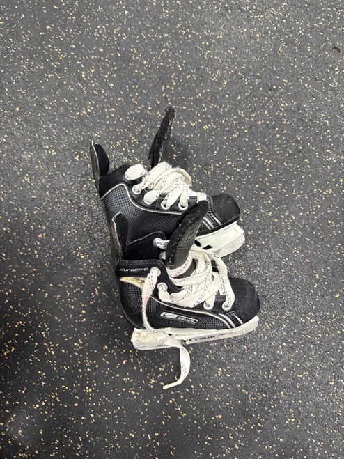 Vist Large View of Product Image Which is Used Bauer NIKE SUPREME Youth Hockey Skate Youth 07.0