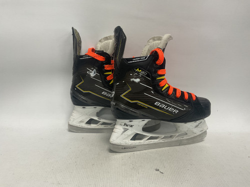 Vist Large View of Product Image Which is Used Bauer SUPREME M40 Intermediate Hockey Skate Intermediate 3.5