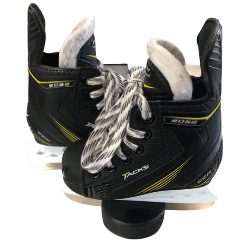 Vist Large View of Product Image Which is Used CCM 2052 Youth Hockey Skate Youth 07.0