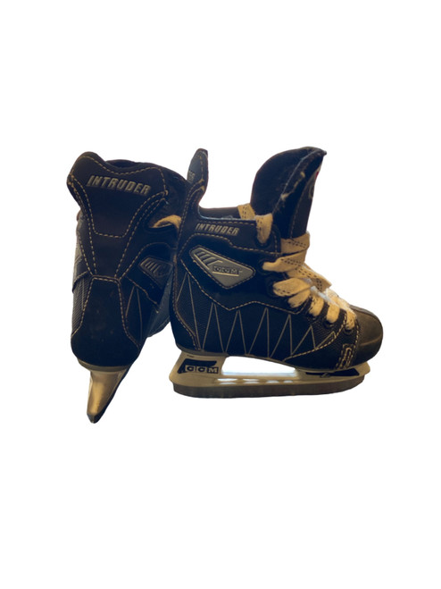 Vist Large View of Product Image Which is Used CCM INTRUDER Youth Hockey Skate Youth 09.0