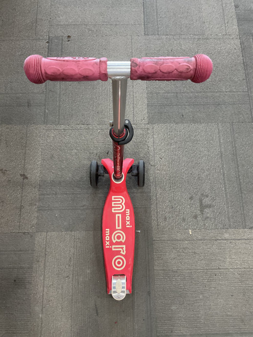 Vist Large View of Product Image Which is Used MAXI MICRO 3 WHEEL SCOOTER Scooter Red